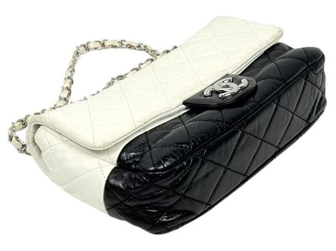 Chanel Bolsa de ombro com aba acolchoada e corrente branco preto - vista 6