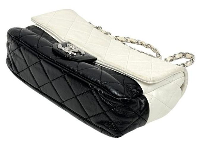 Chanel Bolsa de ombro com aba acolchoada e corrente branco preto - vista 7
