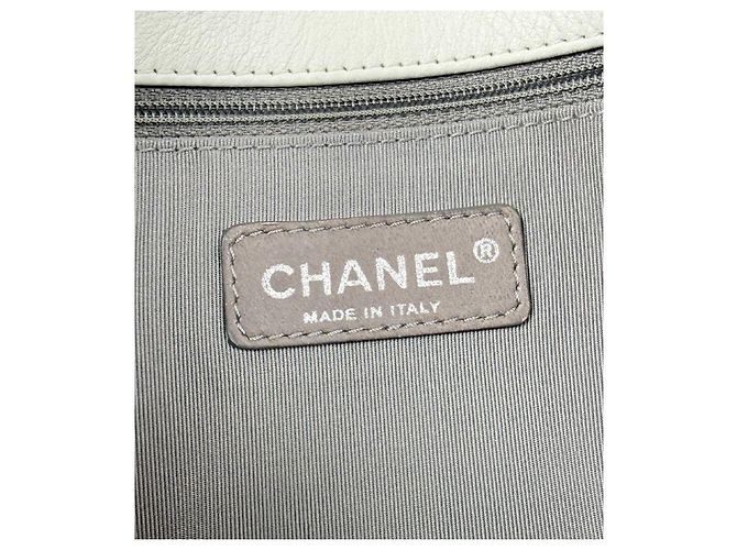 Chanel Bolsa de ombro com aba acolchoada e corrente branco preto - vista 8