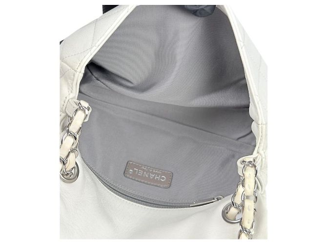 Chanel Bolsa de ombro com aba acolchoada e corrente branco preto - vista 9