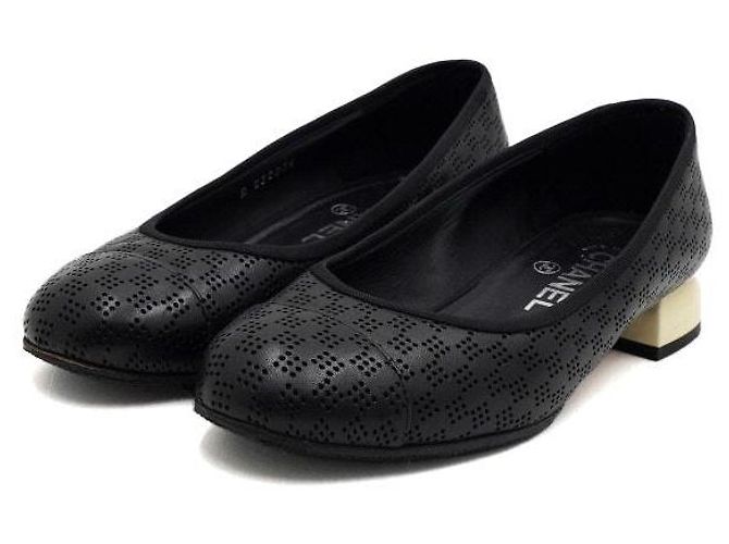 Chanel Zapatos planos para mujer de cuero perforado negro con logotipo CC - vista 3