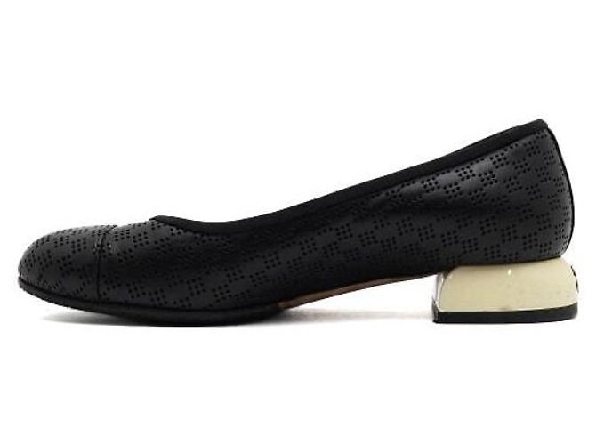 Chanel Zapatos planos para mujer de cuero perforado negro con logotipo CC - vista 4