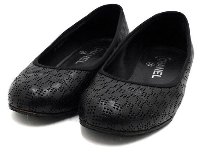 Chanel Zapatos planos para mujer de cuero perforado negro con logotipo CC - vista 5
