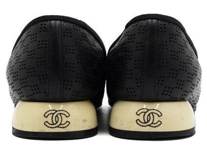 Chanel Zapatos planos para mujer de cuero perforado negro con logotipo CC - vista 6