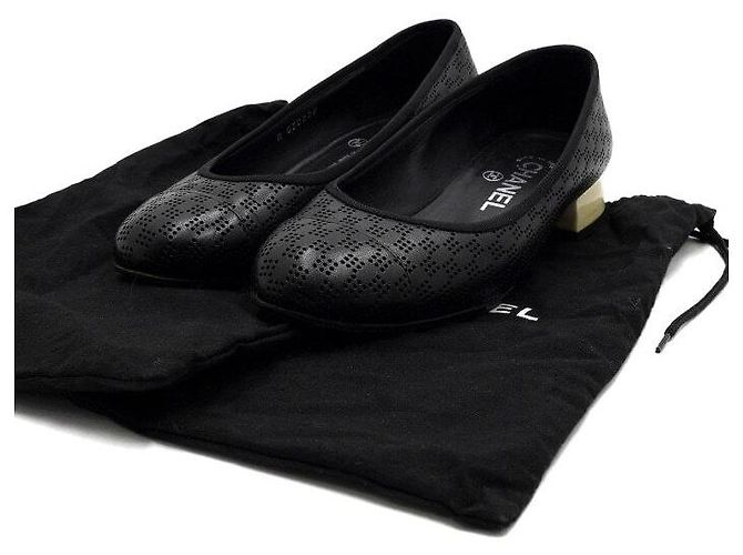 Chanel Zapatos planos para mujer de cuero perforado negro con logotipo CC - vista 7