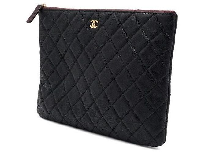 Chanel Bolsa Clutch CC Classic New Medium em Caviar Preto com banho de Ouro - vista 2
