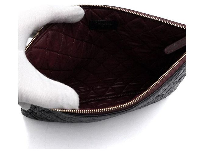 Chanel Bolsa Clutch CC Classic New Medium em Caviar Preto com banho de Ouro - vista 5