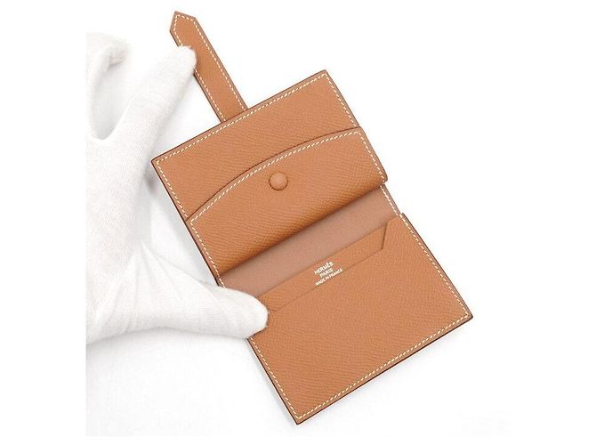 Hermès Goldener kompakter Kartenhalter mit silberner Hardware - Ansicht 5