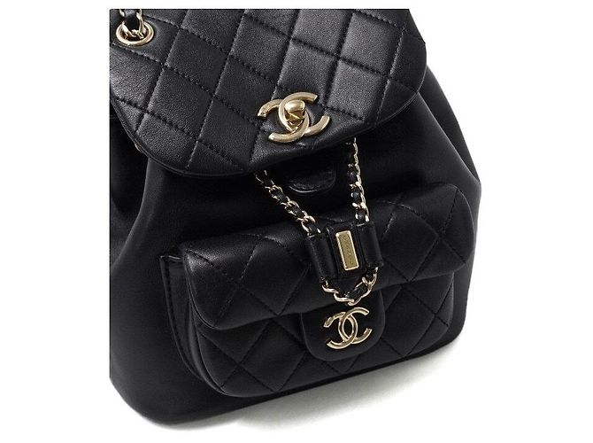 Chanel Kleiner gesteppter Kordelzug-Rucksack aus schwarzem Lammleder - Ansicht 10