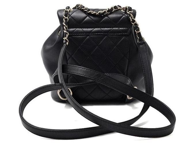 Chanel Kleiner gesteppter Kordelzug-Rucksack aus schwarzem Lammleder - Ansicht 5