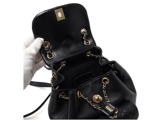 Chanel Kleiner gesteppter Kordelzug-Rucksack aus schwarzem Lammleder - Ansicht 7