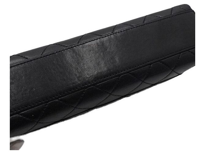 Chanel Vintage gesteppte Schultertasche aus schwarzem Kalbsleder mit Goldkette - Ansicht 10