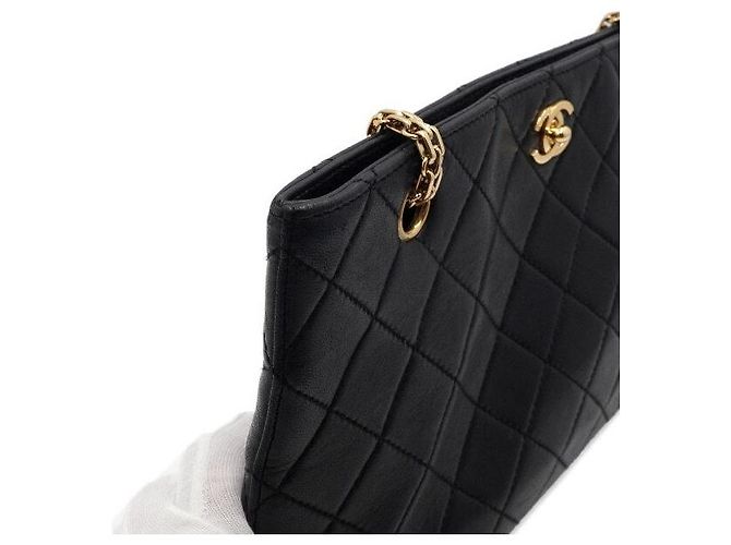 Chanel Vintage gesteppte Schultertasche aus schwarzem Kalbsleder mit Goldkette - Ansicht 11