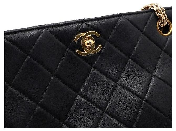 Chanel Vintage gesteppte Schultertasche aus schwarzem Kalbsleder mit Goldkette - Ansicht 12