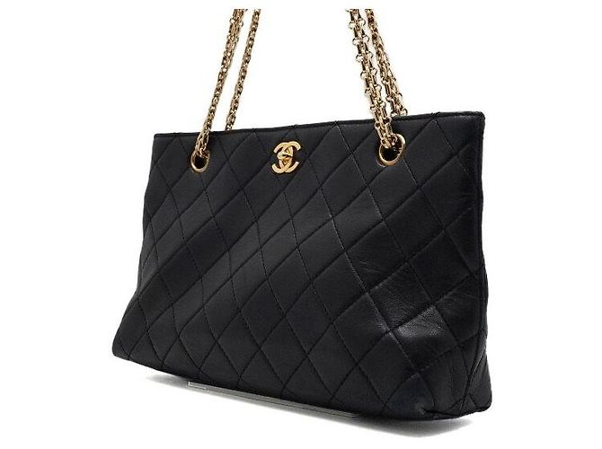 Chanel Vintage gesteppte Schultertasche aus schwarzem Kalbsleder mit Goldkette - Ansicht 2