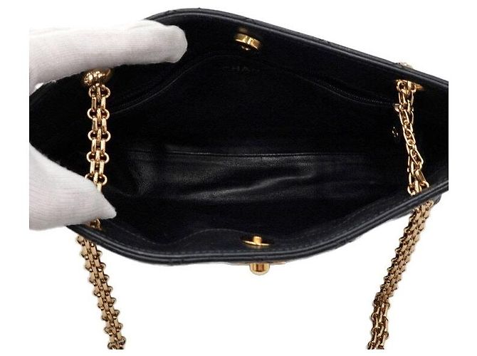 Chanel Vintage gesteppte Schultertasche aus schwarzem Kalbsleder mit Goldkette - Ansicht 5