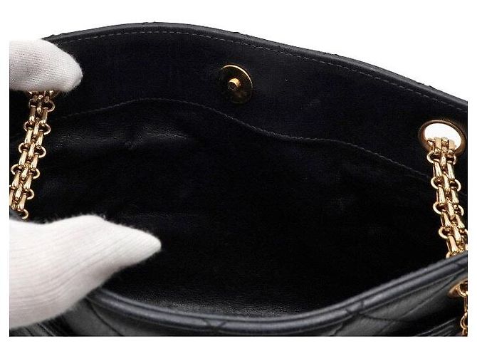 Chanel Vintage gesteppte Schultertasche aus schwarzem Kalbsleder mit Goldkette - Ansicht 6