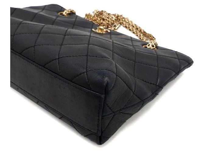 Chanel Vintage gesteppte Schultertasche aus schwarzem Kalbsleder mit Goldkette - Ansicht 8