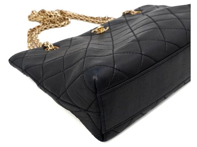 Chanel Vintage gesteppte Schultertasche aus schwarzem Kalbsleder mit Goldkette - Ansicht 9