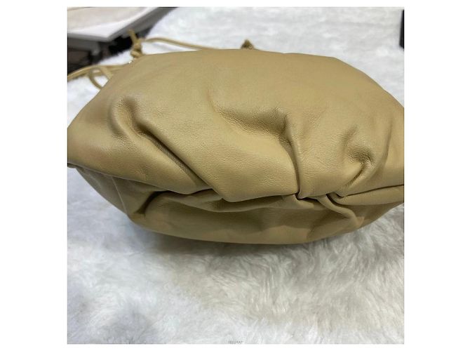 Bottega Veneta Mini borsa Cross Bulb in pelle beige Marrone - vista 4