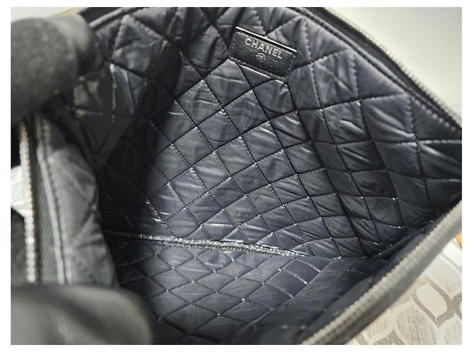 CHANEL Caviar Quilted Medium Boy Pochette Cosmetici Nera Nero - vista 11