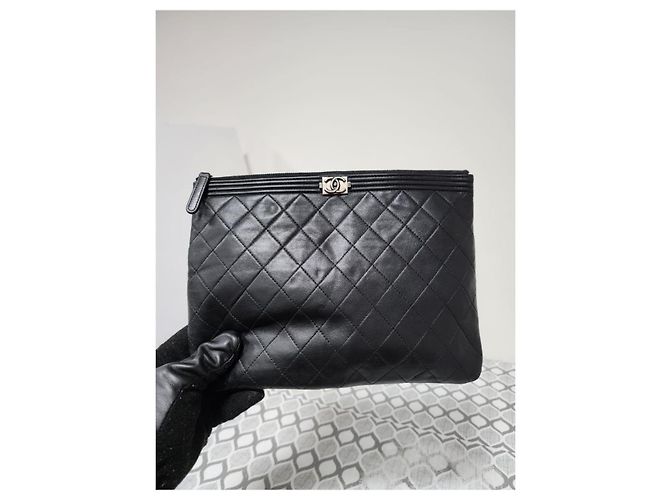 CHANEL Caviar Quilted Medium Boy Pochette Cosmetici Nera Nero - vista 12