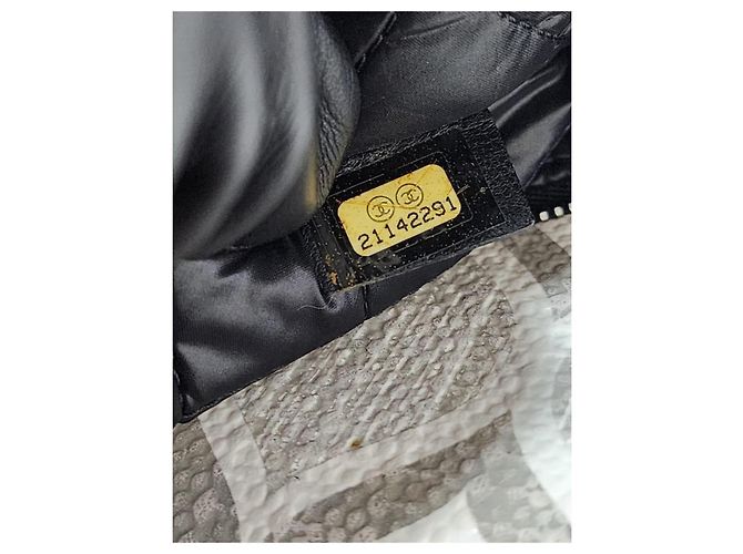 CHANEL Caviar Quilted Medium Boy Pochette Cosmetici Nera Nero - vista 4
