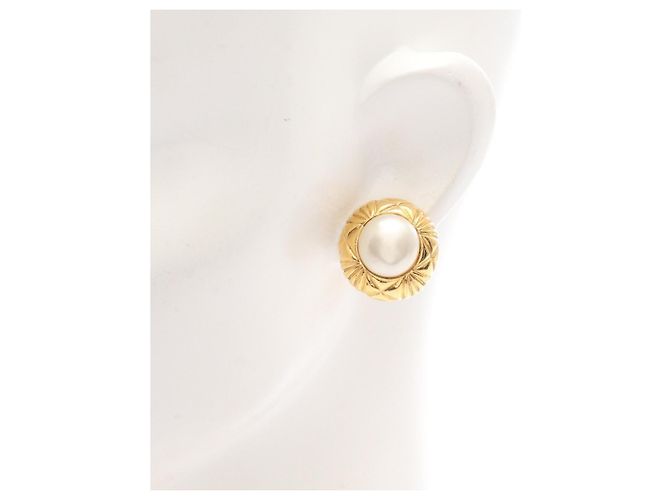 Orecchini a clip Chanel placcati oro con perle finte Bianco D'oro - vista 4