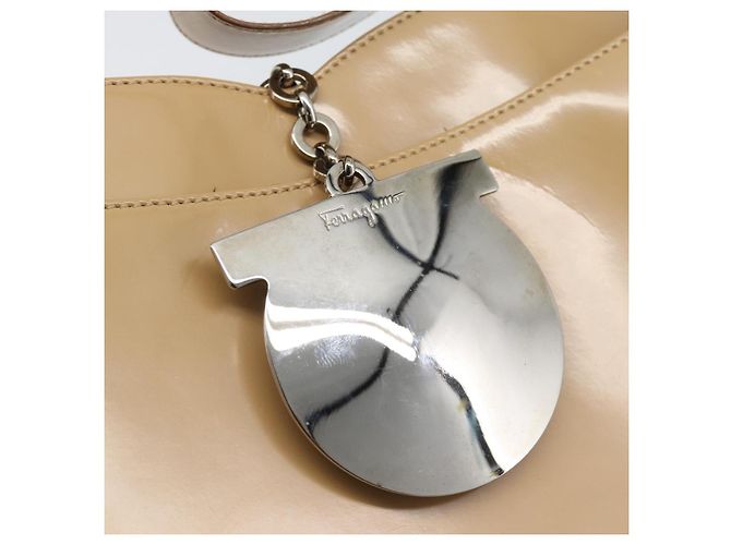 Borsa a Spalla Salvatore Ferragamo Gancini in Pelle Vernice Beige Argento Auth 195268 - vista 14