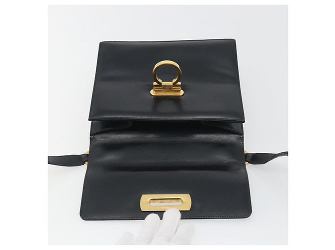 Borsa a tracolla Salvatore Ferragamo Gancini in pelle nera e oro Auth 194666 Nero D'oro - vista 16