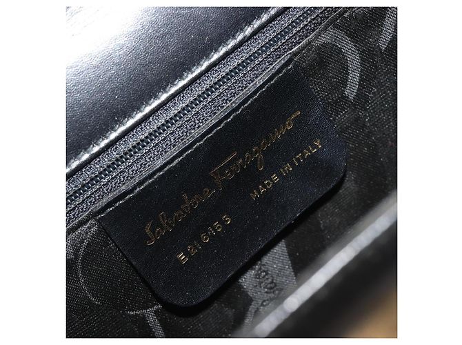 Borsa a tracolla Salvatore Ferragamo Gancini in pelle nera e oro Auth 194666 Nero D'oro - vista 17
