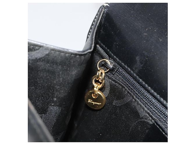 Borsa a tracolla Salvatore Ferragamo Gancini in pelle nera e oro Auth 194666 Nero D'oro - vista 21