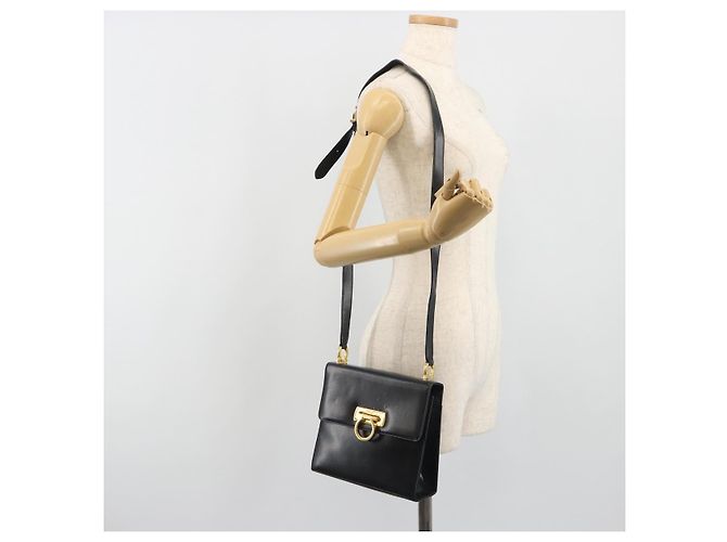 Borsa a tracolla Salvatore Ferragamo Gancini in pelle nera e oro Auth 194666 Nero D'oro - vista 24