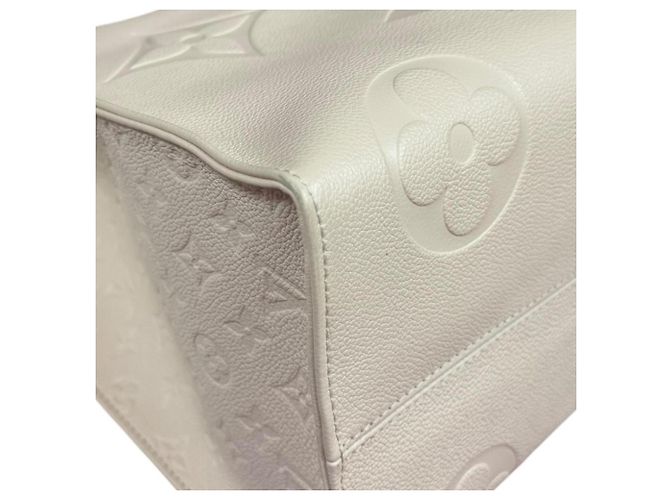 Sac à bandoulière Louis Vuitton OnTheGo GM Monogram Empreinte Beige Blanc cassé - vue 11