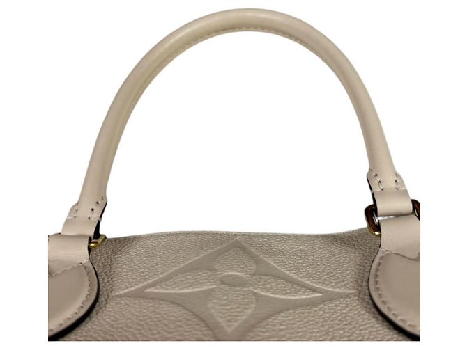 Sac à bandoulière Louis Vuitton OnTheGo GM Monogram Empreinte Beige Blanc cassé - vue 15