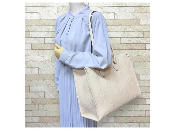 Sac à bandoulière Louis Vuitton OnTheGo GM Monogram Empreinte Beige Blanc cassé - vue 2