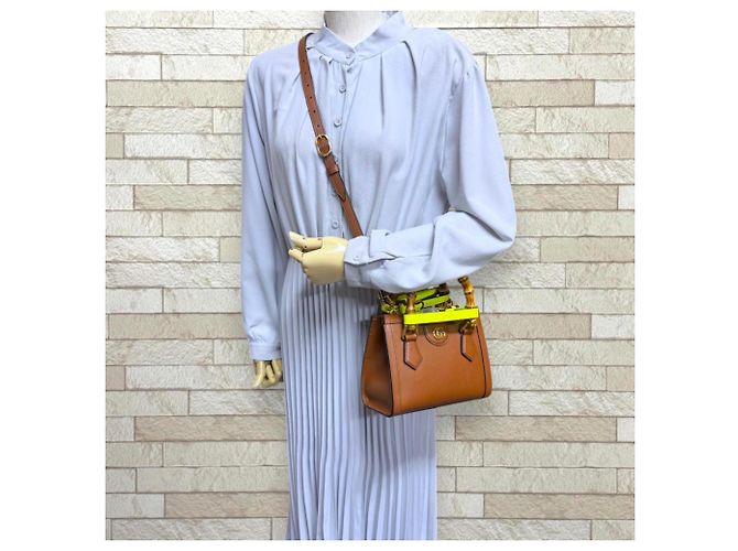 Borsa a tracolla mini tote Gucci Diana in bambù Marrone - vista 2