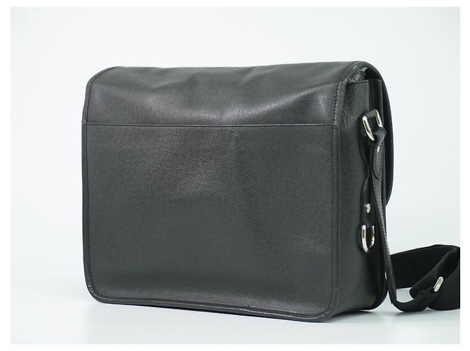 Louis Vuitton Alexei Messenger Taiga Leather Nero - vista 2