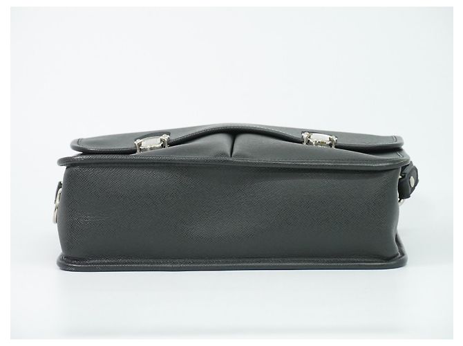 Louis Vuitton Alexei Messenger Taiga Leather Nero - vista 3
