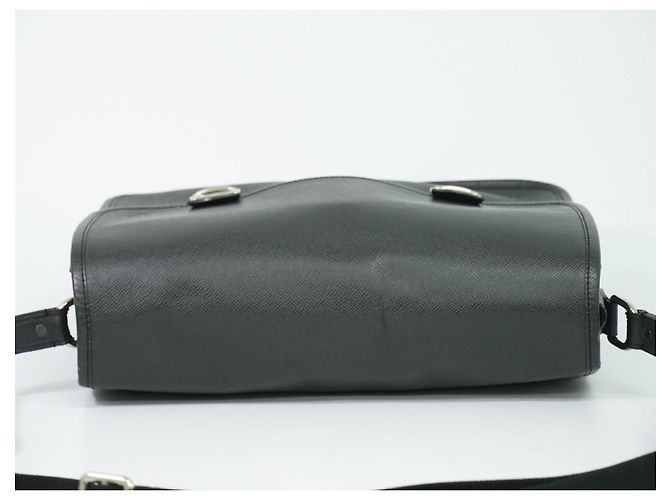 Louis Vuitton Alexei Messenger Taiga Leather Nero - vista 4