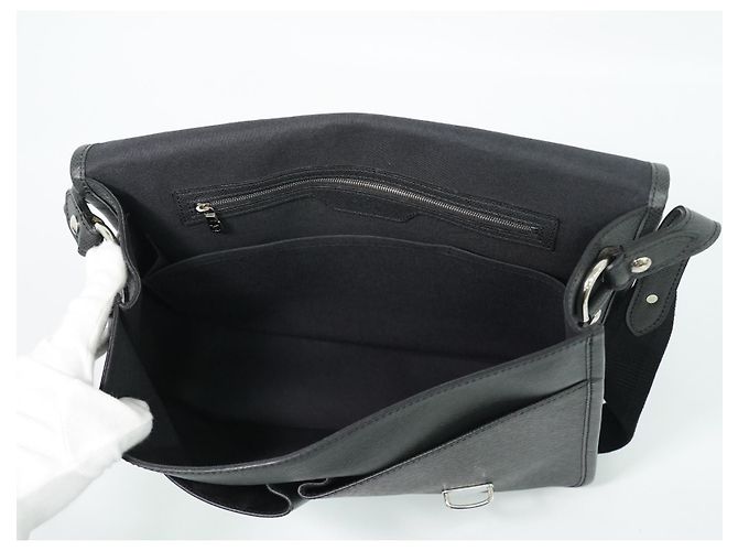 Louis Vuitton Alexei Messenger Taiga Leather Nero - vista 5