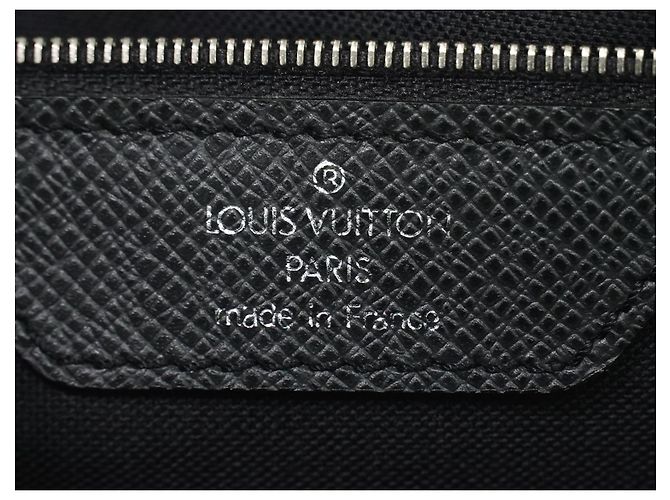Louis Vuitton Alexei Messenger Taiga Leather Nero - vista 6
