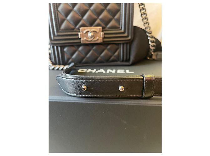 Borsa Chanel Boy Medium in pelle d'agnello nera Nero - vista 8