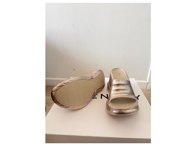 Sandali con zeppa Givenchy Marshmallow in gomma dorata D'oro - vista 5