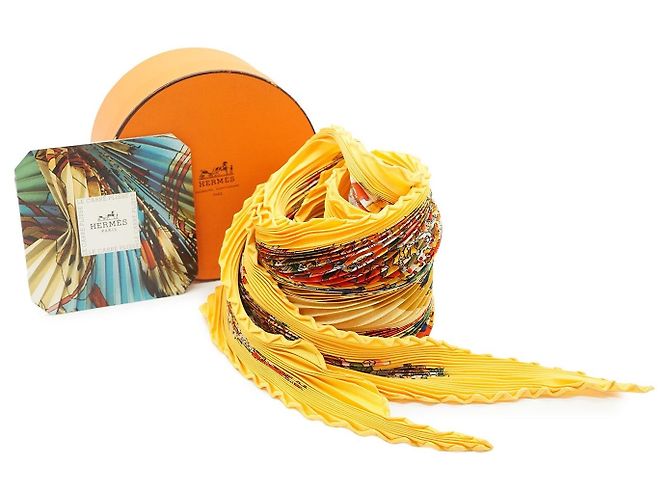 Silk In Hermès Hermes Carré 90 in seta plissettata Yellow Cirque Molier di Philippe Dumas Giallo - vista 2