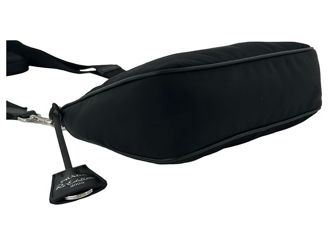 Saffiano Prada Re-Edition Schultertasche mit Triangle-Logo Schwarz - Ansicht 7
