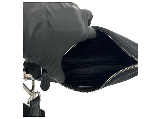 Saffiano Prada Re-Edition Schultertasche mit Triangle-Logo Schwarz - Ansicht 9