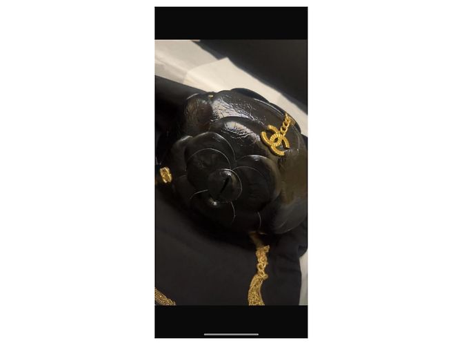 Borsa rotonda Chanel Camellia in vernice nera Nero - vista 2