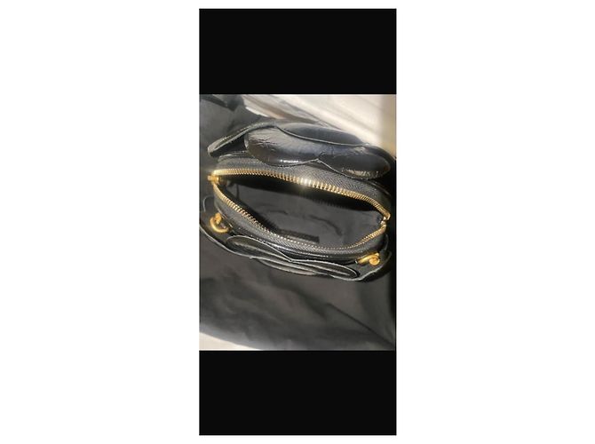 Borsa rotonda Chanel Camellia in vernice nera Nero - vista 8