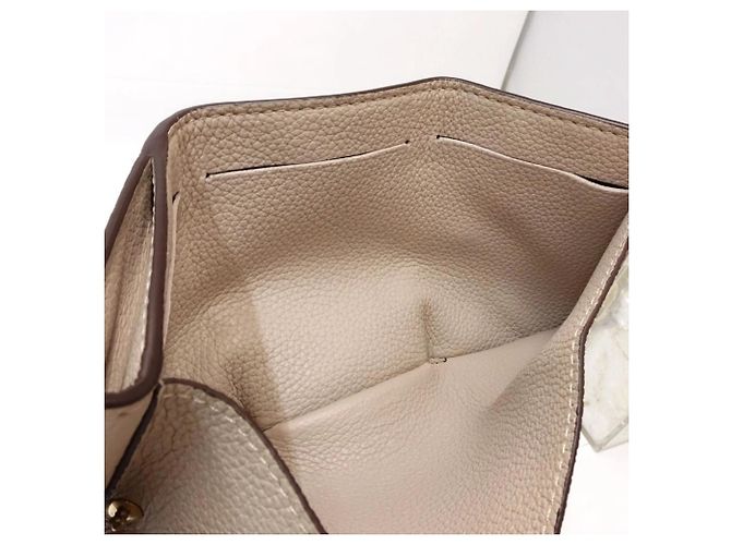 Cartera tríptico Louis Vuitton en piel de becerro grisácea - vista 12